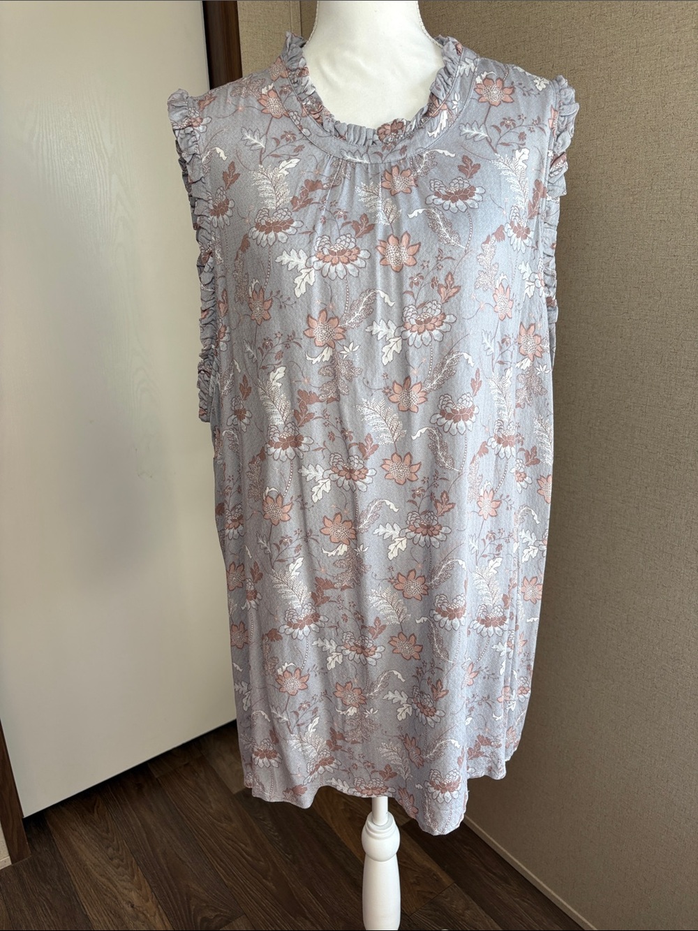 Torrid Women Floral Ruffle Sleeveless Tunic Top Gray Pink 4 Boho Chic Flowy NWT